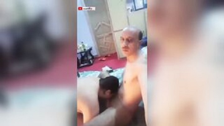 كبير في السن بس شمال بيصور مراته وهي بتمتص زبه وينيكها في فيديو سكس ساخن