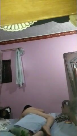 شرموطة بتتصور وتنام على السرير تحضن المخدة بهيجان