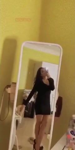 خليجية جميلة تلعب في كسها وبزازها وتدلع لحبيبها