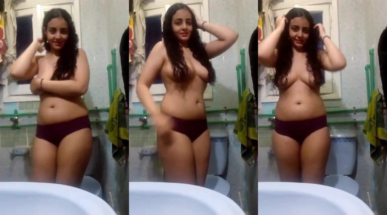 بنوتة جميلة واقفه في الحمام وبتعرض جسمها كامل وتدلع