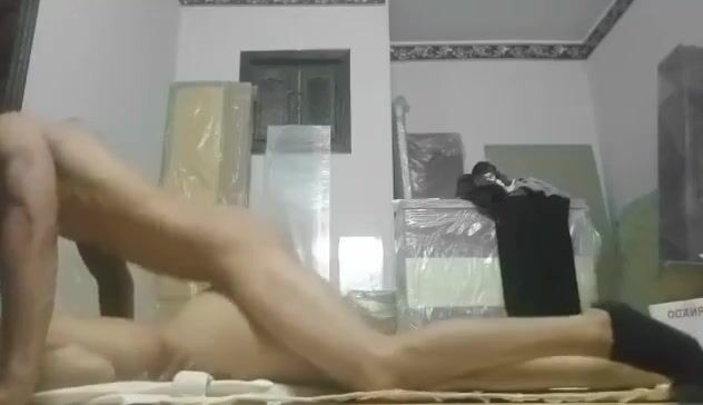 البت نيماله وهو مش راحم طيزها وكسها على سريره ويفضحها